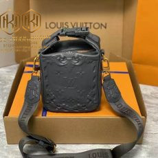 tui du lich lv chinh hang 04