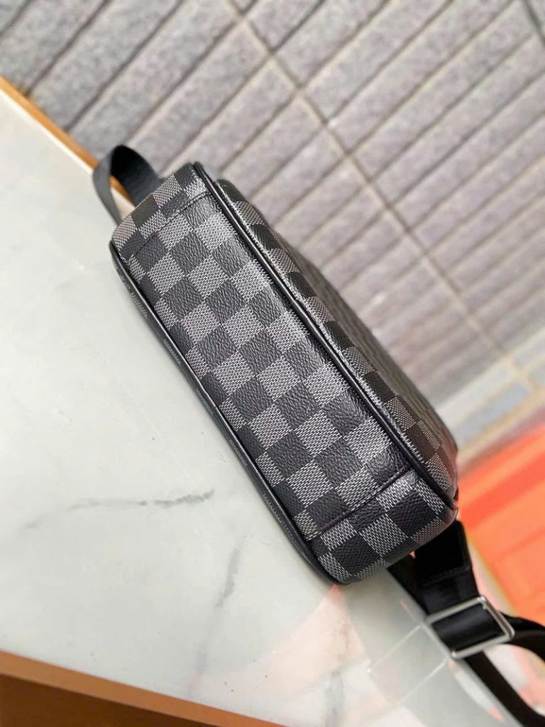 Túi đeo chéo nam Louis Vuitton