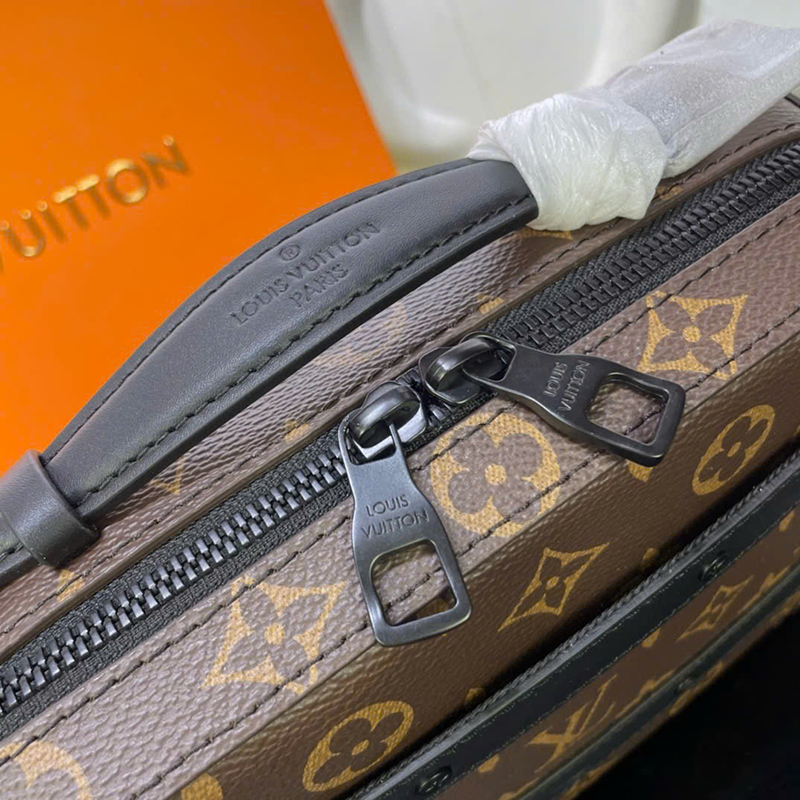 Túi đeo chéo nam Louis Vuitton