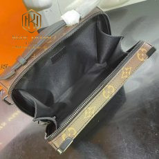 Túi đeo chéo nam Louis Vuitton