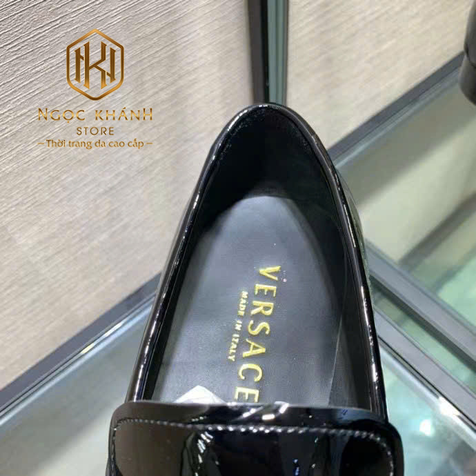 GIÀY LƯỜI VERSACE ĐẾ CAO MÀU ĐEN DA BÓNG HỌA TIẾT LOGO TRÒN KHÓA VÀNG GLV07 10 giay luoi versace de cao mau den da bong hoa tiet logo tron khoa vang 7