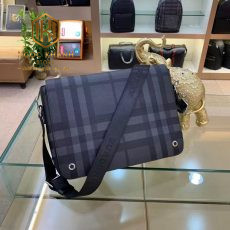 Túi đeo chéo nam Burberry