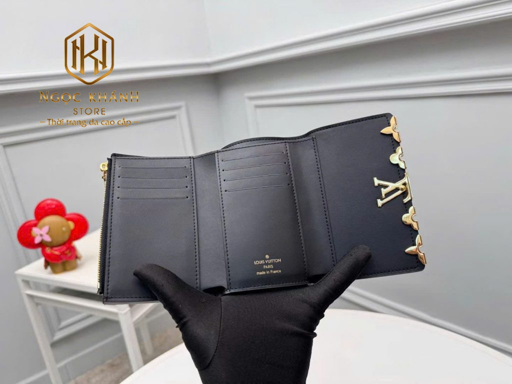 vi nu louis vuitton capucines da nhan den hoa tiet logo vang 10