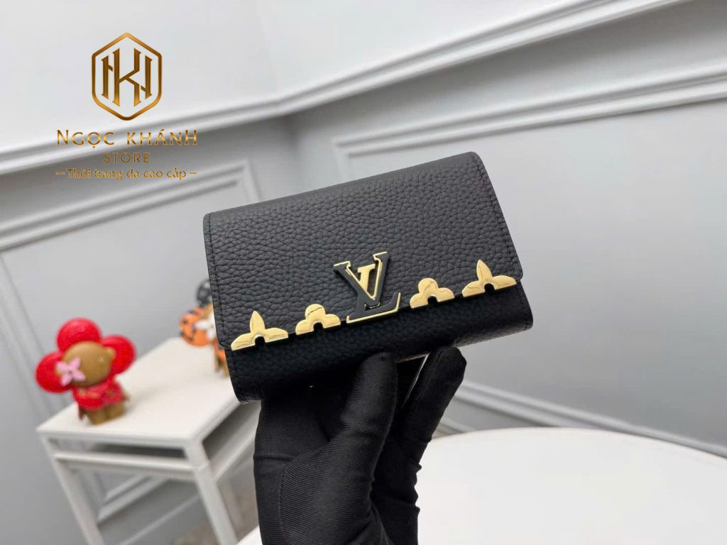 vi nu louis vuitton capucines da nhan den hoa tiet logo vang 12