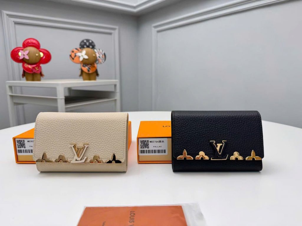 vi nu louis vuitton capucines da nhan den hoa tiet logo vang 3