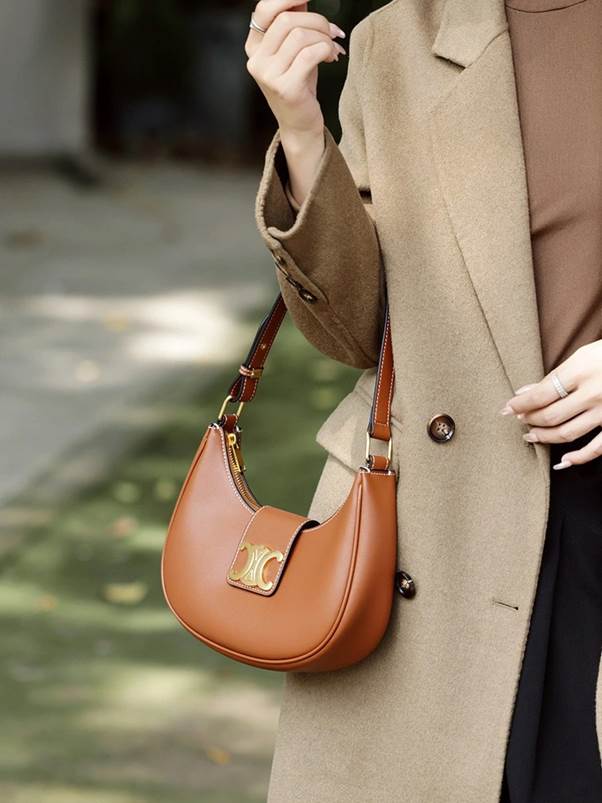 TÚI XÁCH NỮ CELINE MÀU ĐEN HỌA TIẾT DA SẦN LOGO VÀNG TNCL01 4 túi xách Celine nữ